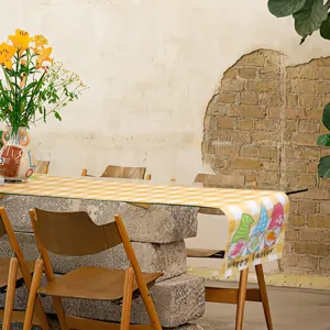 Centrotavola pasquale con simpatici gnomi e motivo a quadri gialli, ideale per sala da pranzo.