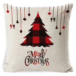 Détail de housse de coussin de Noël en lin avec arbre à carreaux rouge et noir et texte festif.