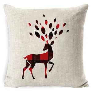 Housse de coussin en lin détail, motif cerf à carreaux rouge et noir déco de Noël.