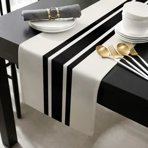 Moderne minimalisten zwart-witte linnen tafelloper detailscène voor de inrichting van de eetkamer.