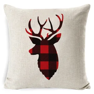 Vue détaillée de la housse de coussin en lin de Noël avec un joli motif de cerf à carreaux.