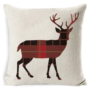 Vue rapprochée de la housse de coussin en lin de Noël avec un motif de cerf à carreaux.