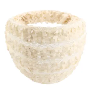 Vista dettagliata dell'elegante fascia larga in pizzo beige per acconciature da donna.