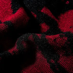 Λεπτομερής όψη της παχιάς κόκκινης και μαύρης πλεκτής υφής, που δείχνει εξαιρετική ζεστασιά.