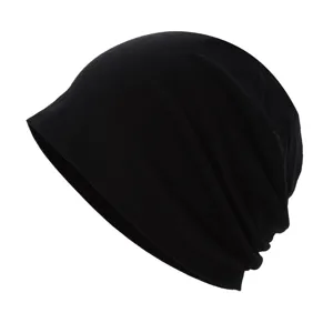 Vue détaillée du bonnet souple noir en coton pour femme, bonnet de nuit léger.