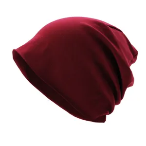 Bonnet slouchy bordeaux en coton pur, bonnet de nuit fin et respirant pour femme élégante.