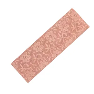 Dettaglio fascia per capelli in pizzo ricamato floreale rosa, accessorio morbido.