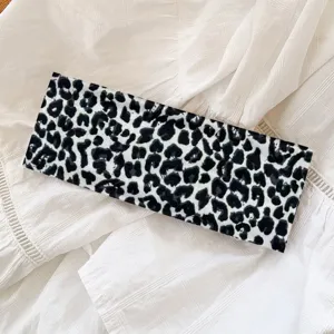 Cerchietto con stampa leopardata nero e bianco, accessorio per capelli con motivo animale.