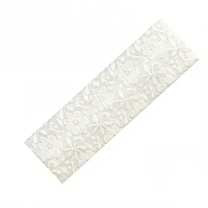 Dettaglio fascia per capelli in pizzo bianco, accessorio floreale raffinato per trucco quotidiano.