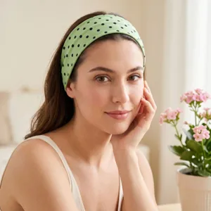Fascia verde a pois per donna, elegante fascia sportiva elastica e accessorio per capelli.