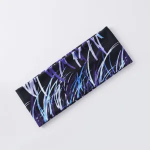 Primo piano dettagliato della fascia sportiva ampia antisudore con linee blu e viola.