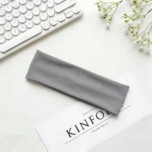 Dettaglio fascia sportiva elastica in tinta unita grigia, primo piano fascia fitness.