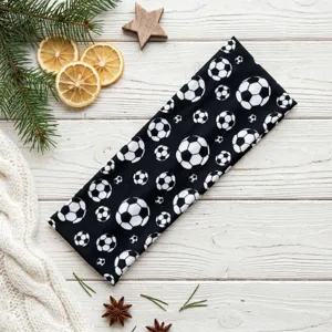 Dettaglio fascia sportiva calcio, motivo pallone nero e bianco, banda elastica sport.