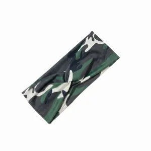 Dettaglio fascia per capelli larga intrecciata mimetica, tessuto elastico yoga.