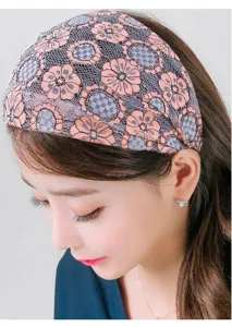 Primo piano di fascia larga in pizzo con motivo floreale, accessorio elegante per donne.