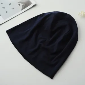 Vue détaillée d'un bonnet en coton ultra-fin bleu foncé, bonnet de nuit doux pour l'été.