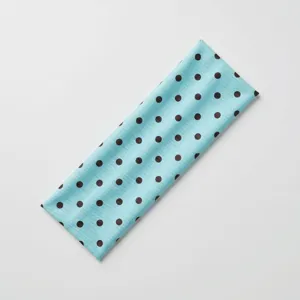 Vista dettagliata di una fascia sportiva a pois blu alla moda, alta elasticità e assorbimento del su