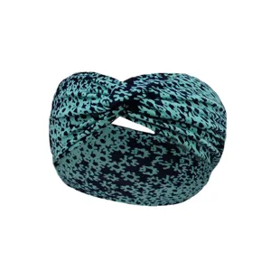 Dettaglio fascia per capelli sportiva elastica stampata floreale, ampia fascia per yoga.