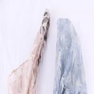 Vista dettagliata della fascia larga in pizzo, elegante motivo floreale, accessorio per capelli.