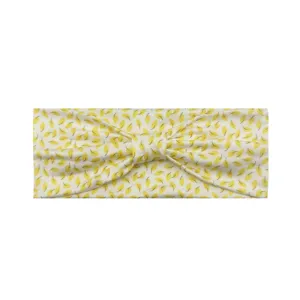 Vista dettagliata della fascia elastica con stampa di foglie gialle, ideale per sport e yoga.