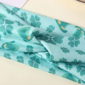 Vista dettaglio fascia sportiva elastica trifoglio, tessuto morbido assorbente sudore per yoga.