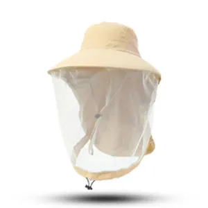 Detailaufnahme des beigen Moskitoschutz-Sonnenhuts mit atmungsaktivem Netz für Outdoor-Wandern.