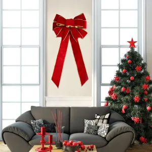 Rote Samt Weihnachtsschleife mit Goldrand fur Baumbehang und festliche Dekoration Detail