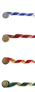 Nahaufnahme breiter Samt-Weihnachtsbänder mit metallischen Kanten, ideal für DIY und Festtagsdekor.