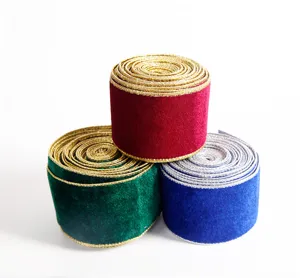 Nahaufnahme von bunten Samtband-Rollen mit goldenen Rändern für Weihnachtsdekoration.