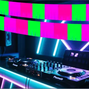 Vista detallada de la pancarta de flecos de fiesta de neón en un entorno de DJ de club.