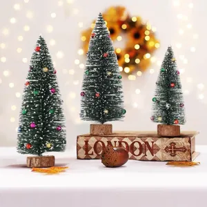 Kleine beflockte Weihnachtsbaeume Set mit bunten Perlen und Holzsockel fuer Deko.