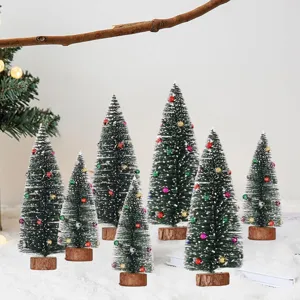 Mini Christbaum Detailansicht, gefrostete Tannennadeln mit bunten Perlendekorationen.