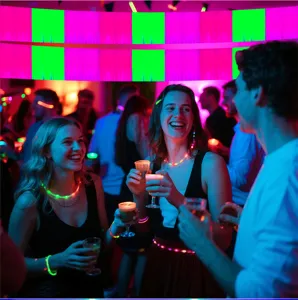Cortina de flecos para fiesta de neón y detalle de fondo con accesorios luminosos.