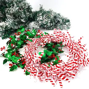 Weihnachtslametta Girlande mit Zuckerstange und Beerenblatt Design für Baumdekoration.