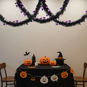 Set decorazione Halloween con ghirlanda tinsel lanterne di zucca e banner pipistrello festa