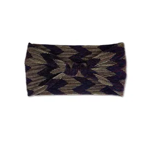 Dettaglio della fascia elastica larga con motivo a chevron e tessuto metallizzato.