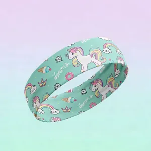 Vista di dettaglio della fascia per capelli in tessuto con stampa unicorno, stile dolce.