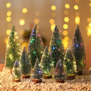 Detalle del mini árbol de Navidad con agujas esmeriladas y luces LED cálidas.