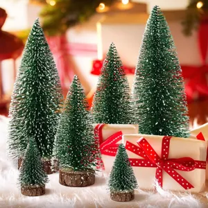 Árboles de Navidad artificiales con efecto nieve, base de madera y cajas de regalo para la decoración.