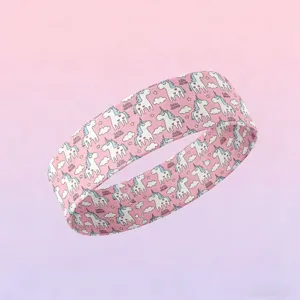 Vista dettagliata della fascia con motivo unicorno carino rosa per trucco e sport, tessuto.