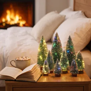 Detalle del mini árbol de navidad flocado con LED, decoración luminosa para la mesa.