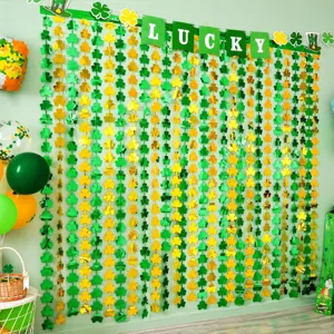 Rideau franges aluminium St Patrick serpentins trèfle vue détail arrière-plan de fête.
