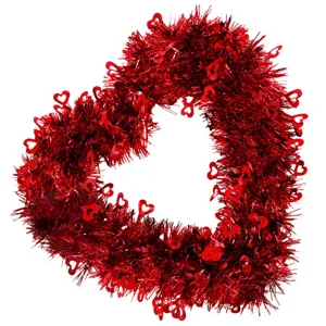Nahaufnahme Detail der roten Lametta-Herzgirlande, glänzende Herzen für Valentinstag.