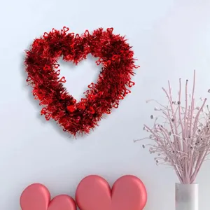 Roter Herz Lametta Kranz Detailansicht, ideale Valentinstag Wanddekoration fuer Atmosphaere.