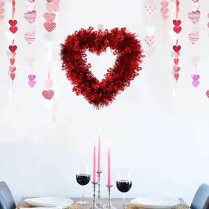 Valentinstag rote Lametta Herz Kranz Hänge Detailaufnahme, perfekt für Hochzeit Feiertag.