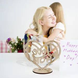 Decoración de mesa de corazón de madera para el día de la madre con base base.