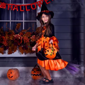 Dettaglio costume strega Halloween bambini, scopa luminosa e secchiello zucca prop.