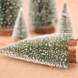 Mini künstlicher Tannenbaum Deko schneebedeckt Schreibtisch Mikro Landschaft Detailansicht
