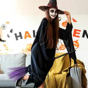 Set costume da strega di Halloween per bambini con scopa in rete viola e cappello magico.