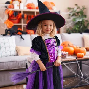 Set costume da strega di Halloween per bambini con scopa viola ideale per feste in maschera.